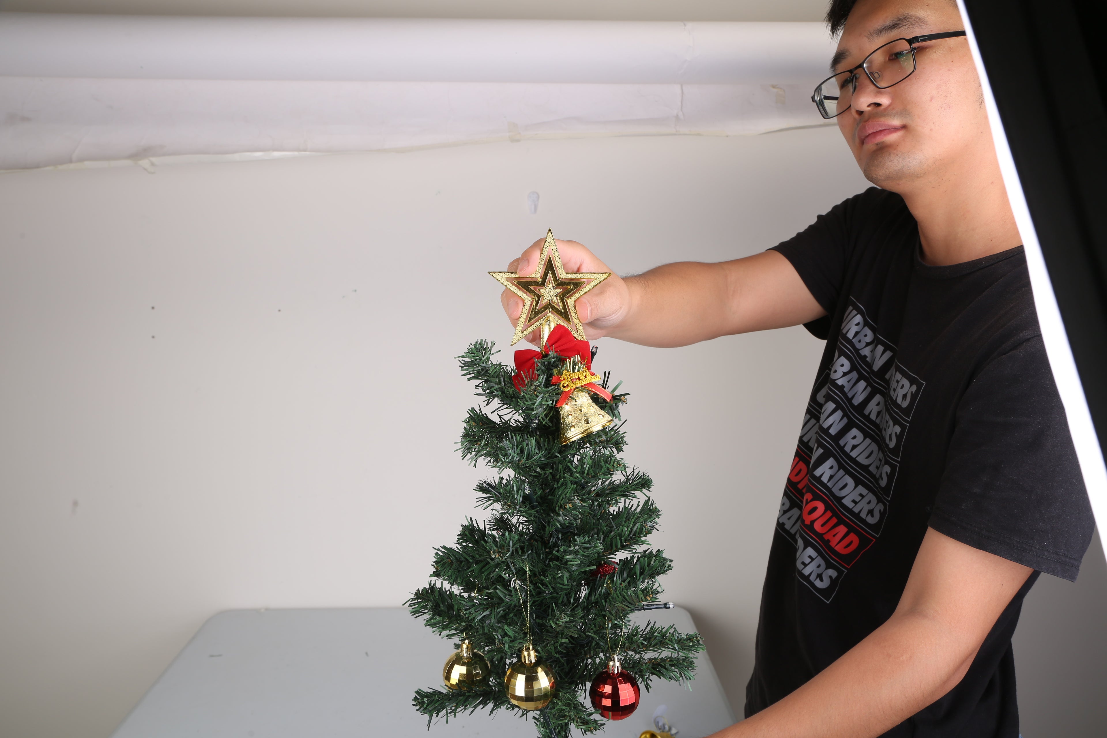 4Packs Solar Christmas Tree Lights Xmas Garden Decorations Tree Stake Lamp 20LEDs Solar Decor Light With Constant And Flashing Mode For Pathway Yard Patio Landscape